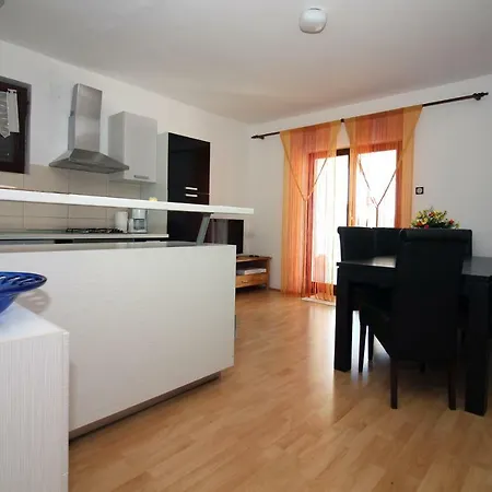 Apartamento 3 Bedroom And 3 Bathroom Apartment In Tisno