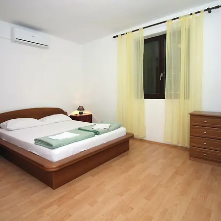 Apartamento 3 Bedroom And 3 Bathroom Apartment In Tisno